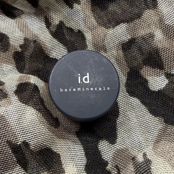 bareMinerals i.d. Glimmer Eyeshadow in shade “flaunt” - Picture 1 of 3